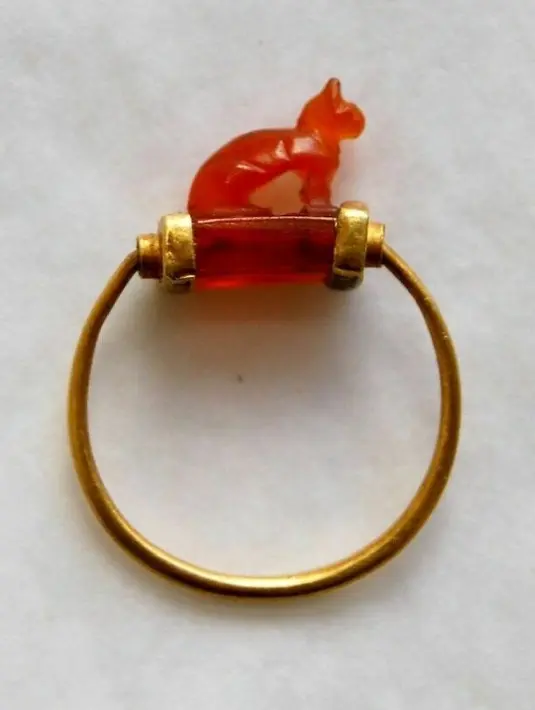 Cincin emas Mesir kuno dengan bingkai akik berbentuk kucing.  Dari Periode Menengah Ketiga (1070–712 SM), sekarang menjadi koleksi British Museum. Dok. Boredpanda