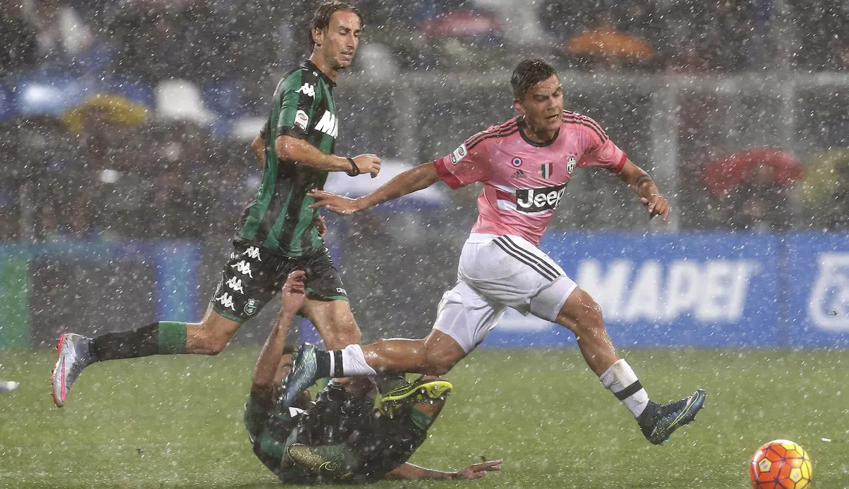 Penyerang Juventus, Paulo Dybala berusaha mencetak gol ke gawang Sassuolo pada laga Serie A di Stadion Mapei, Italia, Rabu (28/10/2015). Juventus kalah 0-1. (Reuters/Giampiero Sposito)