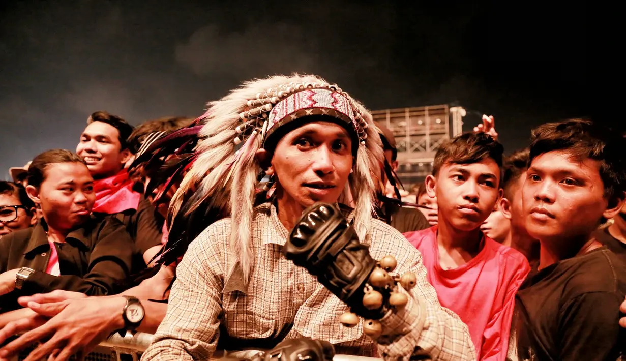 Sambutan lagu Selamat Ulang Tahun dari ribuan penonton membuat haru sang legenda hidup itu ketika naik ke atas panggung tepat pukul 19.30 WIB. (Adrian Putra/Bintang.com)