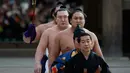 Yokozuna Hakuho (kedua kiri) Juara sumo asal mongolia melakukan persiapan untuk ritual tahunan di Kuil Meiji di Tokyo, Jepang, (7/1). Ritual ini dalam perayaan tahun baru 2016. (REUTERS / Yuya Shino)