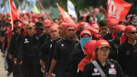 Para buruh saat melintasi jalan di Kawasan Industri Pulogadung menuju Tugu Proklamasi, Jakarta Pusat, Jumat (20/11/2015). (Liputan6.com/Helmi Fithriansyah)