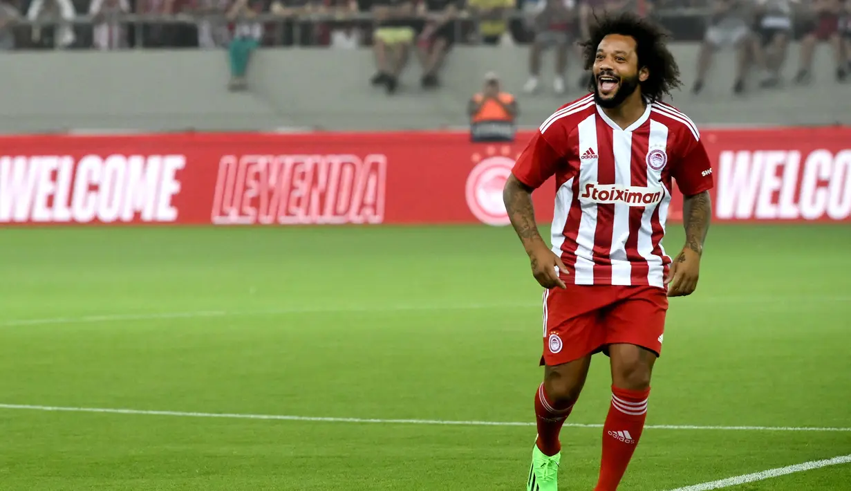 Nasib Marcelo bahkan sempat dilaporkan lebih dekat dengan pensiun. Meskipun sang pemain sama sekali tidak berencana untuk gantung sepatu selepas perjalanannya selesai bersama Los Blancos. Sejumlah tim mencoba mendekatinya, tetapi akhirnya kesepakatan tidak pernah tercapai. Marcelo baru mengatakan iya untuk bergabung dengan klub raksasa di Yunani.(AFP/Angelos Tzortzinis)