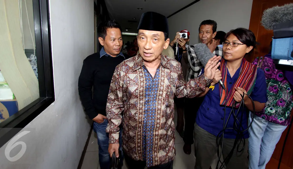 Terdakwa kasus suap gas alam Bangkalan, Fuad Amin menolak memberi komentar usai sidang lanjutan di Pengadilan Tipikor, Jakarta, Kamis (13/8). Agenda sidang Mantan Bupati Bangkalan itu guna mendengarkan keterangan 25 saksi. (Liputan6.com/Helmi Afandi)