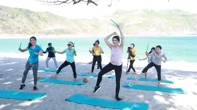 Liburan Bareng Andalan Feminine Care: Mendaki Bukit Merese dan Pound Fit di Pantai Mawun