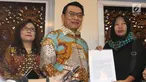 Kepala Staf Kepresidenan, Moeldoko (tengah) menerima surat permohonan pemberian amnesti kepada Presiden Joko Widodo dari terpidana kasus pelanggaran UU Informasi dan Transaksi Elektronik (ITE), Baiq Nuril Maknun di Kompleks Istana Kepresidenan, Senin (15/7/2019). (Liputan6.com/Angga Yuniar)