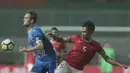 Duel pemain timnas Indonesia U-23, Bagas Adi Nugroho (kanan) dengan pemain Uzbekistan pada laga PSSI Anniversary Cup 2018 di Stadion Pakansari, Bogor, (03/5/2018). Indonesia U-23 bermain imbang 0-0. (Bola.com/Nick Hanoatubun)