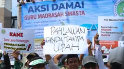 Dalam aksinya, mereka menyampaikan aspirasi terkait kesetaraan kebijakan dan peningkatan kesejahteraan pendidik madrasah. Tampak dalam foto, para guru madrasah swasta dari berbagai daerah di Indonesia saat melakukan aksi unjuk rasa di depan Gedung MPR/DPR/DPD RI, Jakarta, Rabu (11/2/2026). (Kapanlagi.com/Budy Santoso)