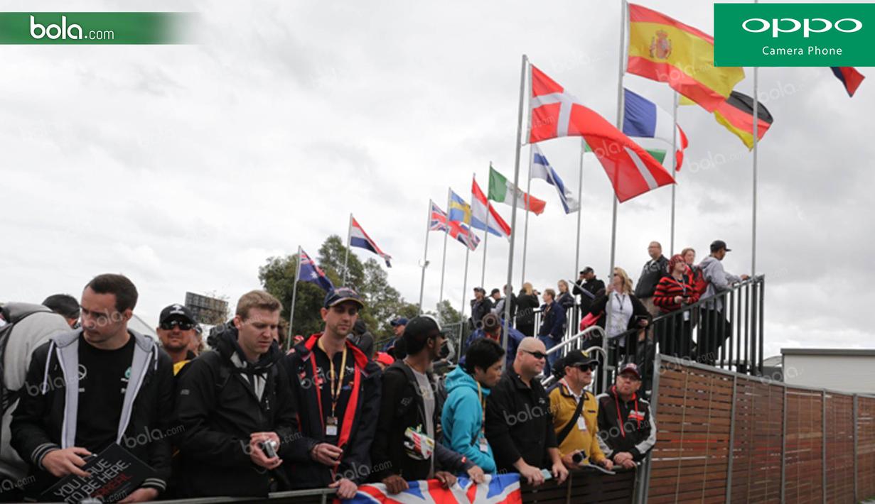 Sejumlah penggemar memadati area fan zone untuk bertemu idolanya jelang GP Australia di Sirkuit Albert Park, Melbourne, Sabtu (19/3/2016). (Bola.com/Yus Mei Sawitri)