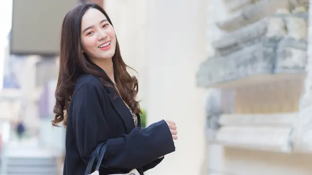 perempuan dan bahagia tak terenggut