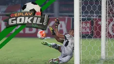 Video aksi kiper Sriwijaya FC, Teja Paku Alam, menangkap bola dengan kedua kakinya saat menang 2-1 atas Persija Jakarta.