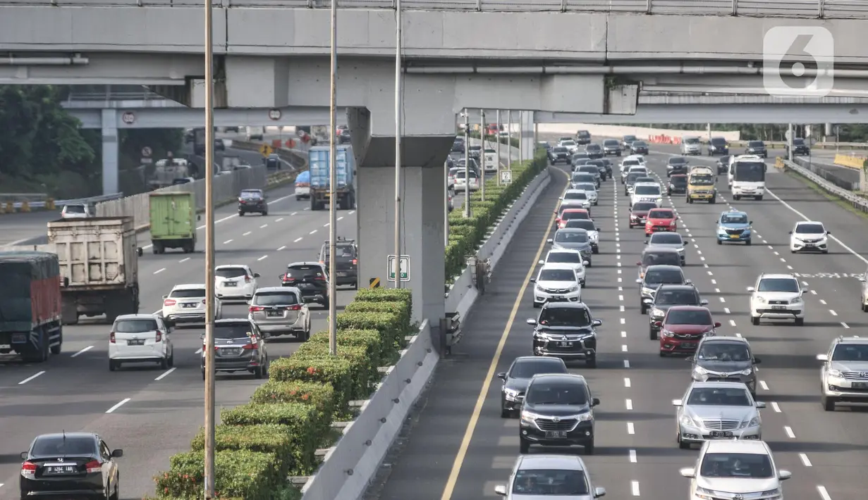 Lalu lintas kendaraan saat melintas di ruas Tol Jagorawi, Kampung Rambutan, Jakarta Timur, Selasa (20/12/2022). PT Jasa Marga (Persero) Tbk mencatat sebanyak 291.451 kendaraan meninggalkan wilayah Jakarta, Bogor, Tangerang, Bekasi (Jabotabek) pada H-7 sampai H-6 Hari Raya Natal 2022. (merdeka.com/Iqbal S. Nugroho)