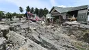 Rumah dan tanah rusak usai gempa dan tsunami melanda Kabupaten Sigi, Sulawesi Tengah, Kamis (4/10). Gempa dan tsunami menghantam daerah tersebut pada 28 September 2018 lalu.  (ADEK BERRY/AFP)