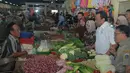 Di dalam pasar, Mendag Rachmat Gobel juga berdialog dengan beberapa pedagang bahan pokok, Jakarta, Selasa (25/11/2014). (Liputan6.com/Herman Zakharia)