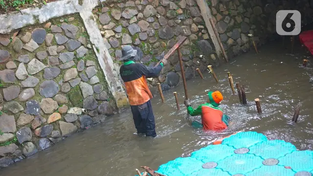 Antisipasi Musim Hujan, Petugas UPK Badan Air Bikin Jebakan Sampah