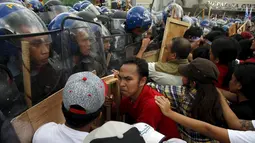 Demonstran terlibat aksi saling dorong dengan polisi saat berusaha mendekati lokasi pertemuan Asia-Pacific Economic Cooperation (APEC) di Manila, Filipina, Kamis (19/11). (REUTERS/Edgar Su)