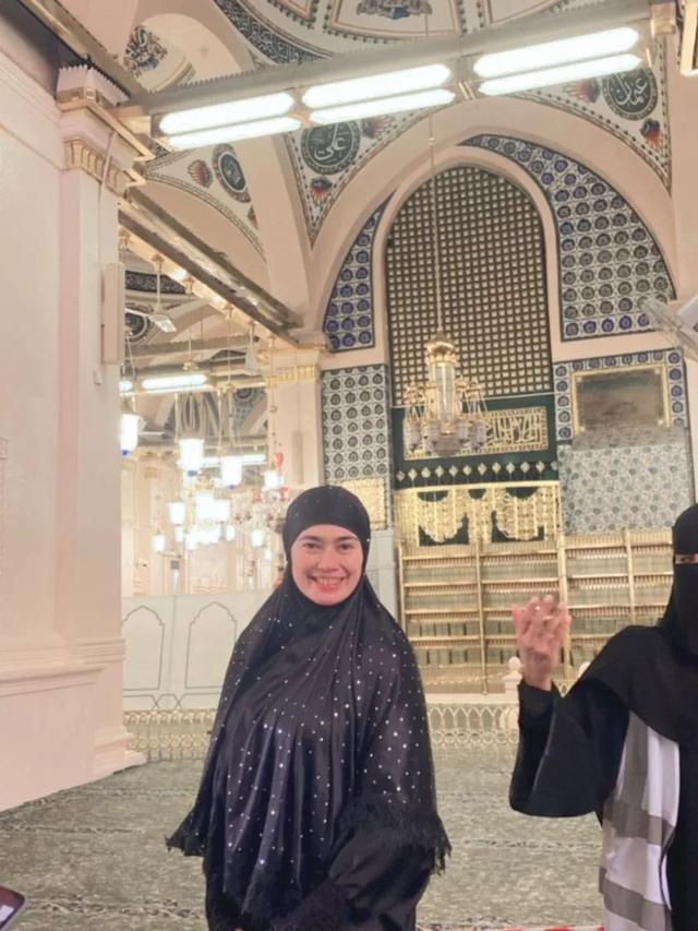 Jalani Ibadah, Ini 7 Potret Catherine Wilson Saat Umrah Ramadhan