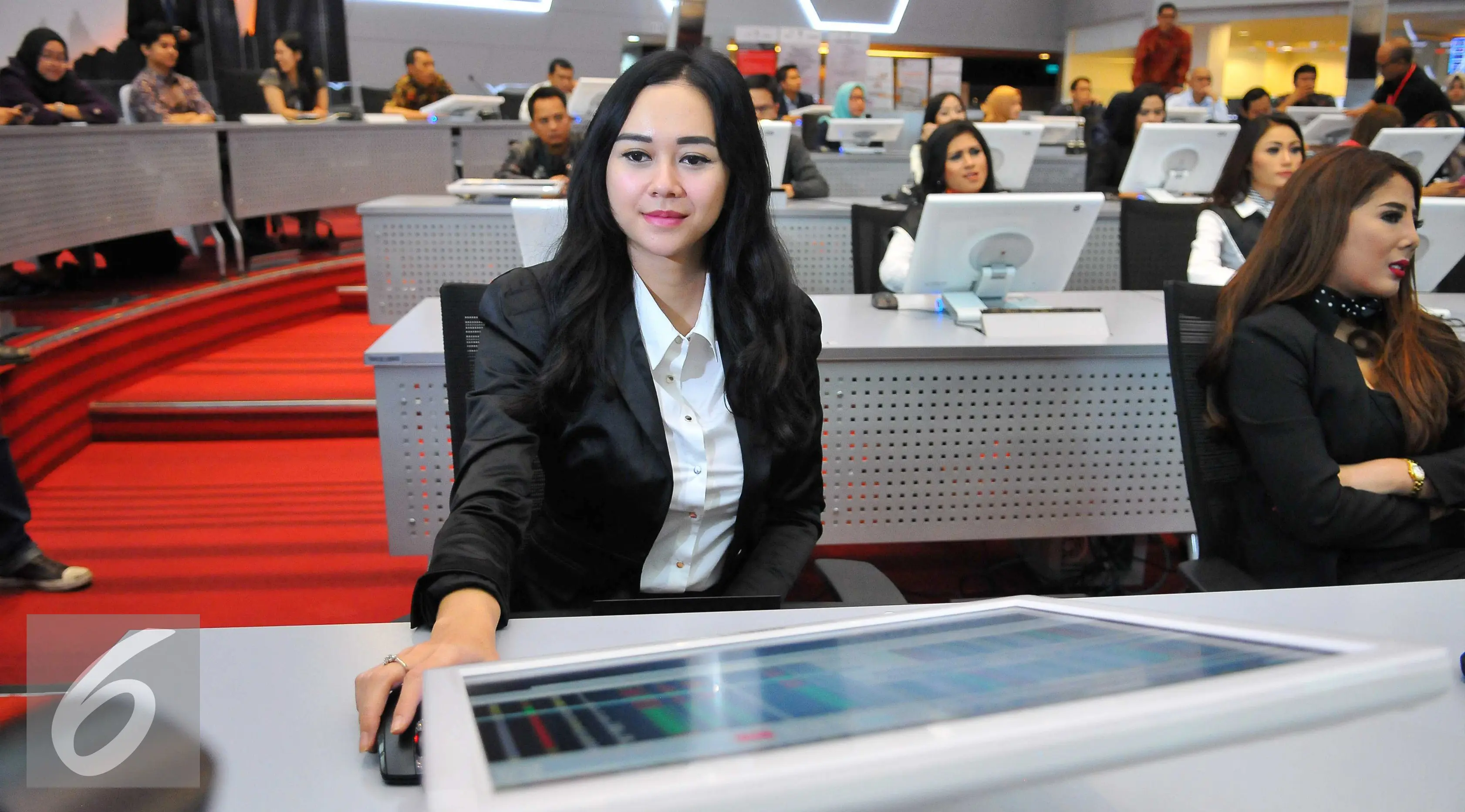 Artis Aura Kasih ikut hadir saat pembukaan perdagangan saham di Gedung Bursa Efek Indonesia, Jakarta, Kamis (03/11). Kegiatan tersebut dalam rangka simulasi belajar perdagangan saham untuk kalangan artis dan model. (Liputan6.com/Angga Yuniar)