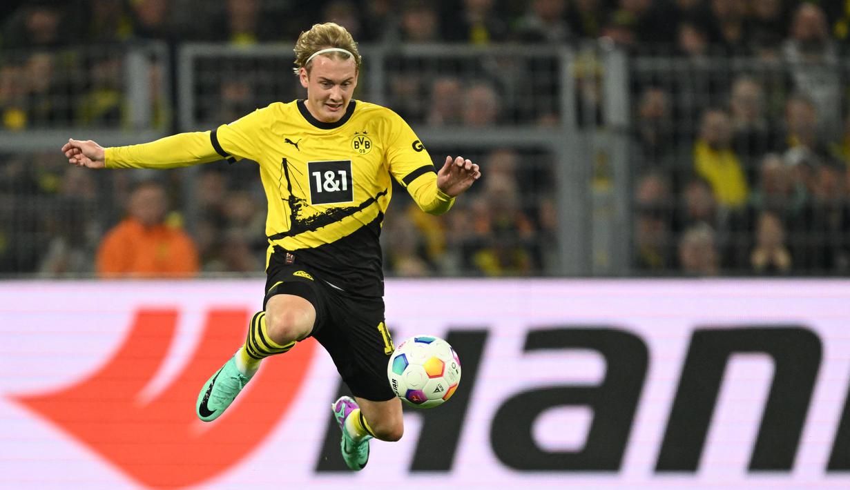 Pemain Borussia Dortmund, Julian Brandt, mengontrol bola saat melawan Werder Bremen pada laga Bundesliga di Stadion Signal Iduna Park, Sabtu (21/10/2023). (AFP/Ina Fassbender)