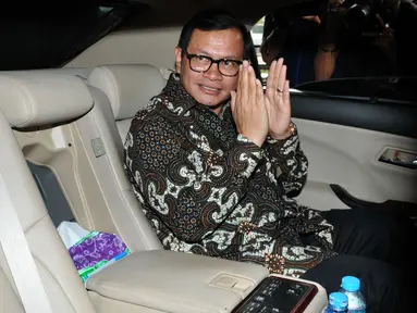 Sekretaris Kabinet Pramono Anung saat berada didalam mobil usai mengunjungi KPK, Jakarta, Senin (28/9/2015). Kedatangan Pramono untuk menyampaikan Laporan Harta Kekayaan Penyelenggara Negara (LHKPN) ke KPK.  (Liputan6.com/Andrian M Tunay)