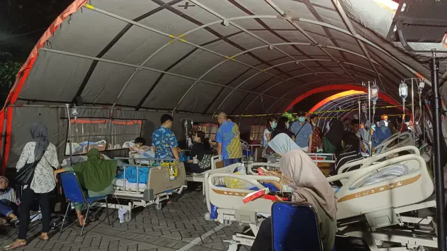 Sejumlah pasien RS Unair dievakuasi ke halaman imbas gempa Tuban. (Dian Kurniawan/Liputan6.com)