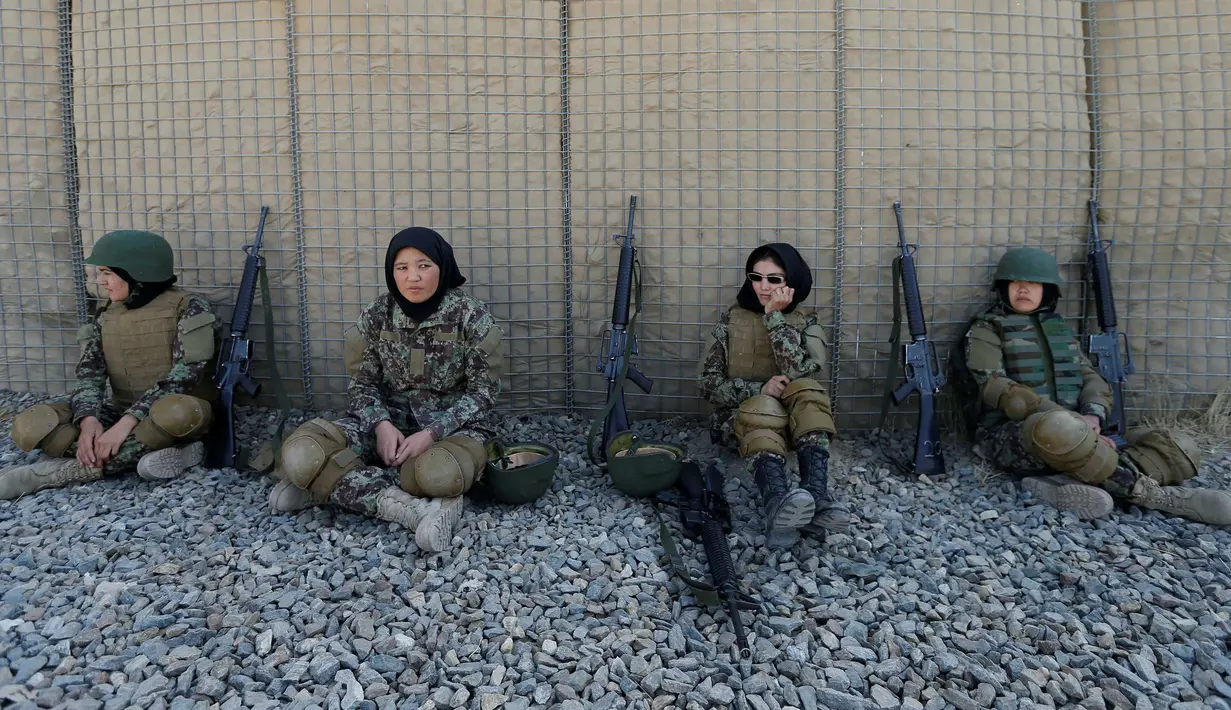 Sejumlah prajurit wanita dari Tentara Nasional Afghanistan (ANA) beristiraht seusai mengikuti sesi latihan menembak di Kabul Military Training Centre (KMTC), 26 Oktober 2016. (REUTERS/Mohammad Ismail)