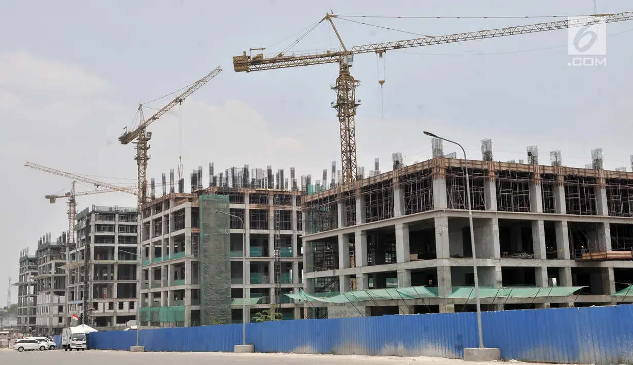 Pemandangan proyek tower Apartemen Meikarta di Cikarang, Bekasi, Jawa Barat, Kamis (11/10). Pengerjaan proyek Meikarta tetap berjalan meski KPK menetapkan adanya suap perizinan lahan seluas 774 hektare tersebut. (Merdeka.com/Iqbal Nugroho)