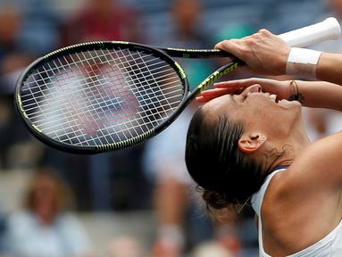 Ekspresi petenis Italia, Flavia Pennetta, setelah mengalahkan petenis Rumania, Simona Halep, dalam semifinal tunggal putri Turnamen Tenis AS Terbuka di New York, AS. (11/9/2015). (Reuters/Mike Segar)