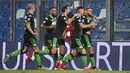 Para pemain Sassuolo merayakan gol yang dicetak oleh Domenico Berardi ke gawang Juventus pada laga Serie A di Stadion Mapei, Rabu (15/7/2020). Kedua tim bermain imbang 3-3. (Massimo Paolone/LaPresse via AP)