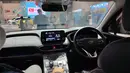Hyundai Santa Fe memiliki kapasitas hingga 7 orang penumpang dengan interior nyaman berbahan kulit. Selain itu mobil ini memiliki fitur headunit berupa layar sentuh sebesar 8 inci dan speedometer LCD sebesar 12,3 inci. Pada baris kedua terdapat fitur port USB dan gorden.