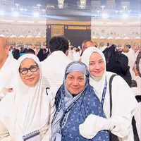 Dalam perjalanan umrahnya, Enzy memilih mengenakan abaya dan khimar dalam nuansa warna netral seperti cokelat, krem, dan putih. [@enzystoria]