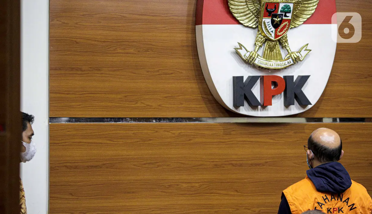 Kepala KPP Pratama Bantaeng Wawan Ridwan dihadirkan dalam penetapan tersangka di Gedung KPK, Jakarta, Kamis (11/11/2021). KPK menetapkan Wawan Ridwan sebagai tersangka dugaan korupsi perpajakan di Dirjen Pajak Kemenkeu. (Liputan6.com/Faizal Fanani)
