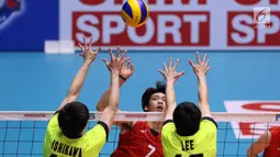 Pemain Timnas voli putra Korea, Lee Kangwon (tengah) melakukan smes saat melawan Jepang pada Kejuaraan Voli Asia 2017 di GOR Tri Dharma, Gresik, Rabu (26/7). Korea unggul 3-2. (Liputan6.com/Helmi Fithriansyah)