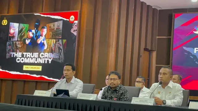 Juru Bicara Densus 88, Kombes Pol Myandra Eka Wardhana (sebelah kiri) menjelaskan mengenai temuannya terkait grup True Crime Community (TCC).