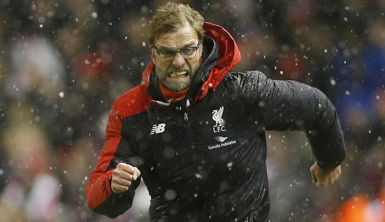 Pelatih Liverpool, Juegen Klopp, merayakan gol yang dicetak Joe Allen ke gawang Arsenal pada laga Liga Premier Inggris di Stadion Anfield, Inggris, Rabu (13/1/2016). Kedua tim bermain imbang. (Reuters/Carl Recine)
