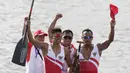 Pasangan Indonesia, Anwar Tara dan Yuda Firmansyah, selebrasi usai menjadi yang tercepat pada SEA Games 2019 cabang kano nomor 1000 meter putra di Subic, Filipina, Jumat (6/12). Pasangan Indonesia berhasil meraih medali emas. (Bola.com/M iqbal Ichsan)