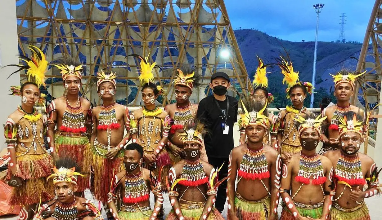 "Saya mendesain mulai dari headpiece, kalung, gelang, sampai busana untuk segmen Papua dari lima wilayah. Dalam merancangan tetap mempertahankan adat namun diwujudkan menjadi lebih indah dan glamor untuk keperluan show," ujar Rinaldy Yunardi (Instagram @rinaldyyunardi)
