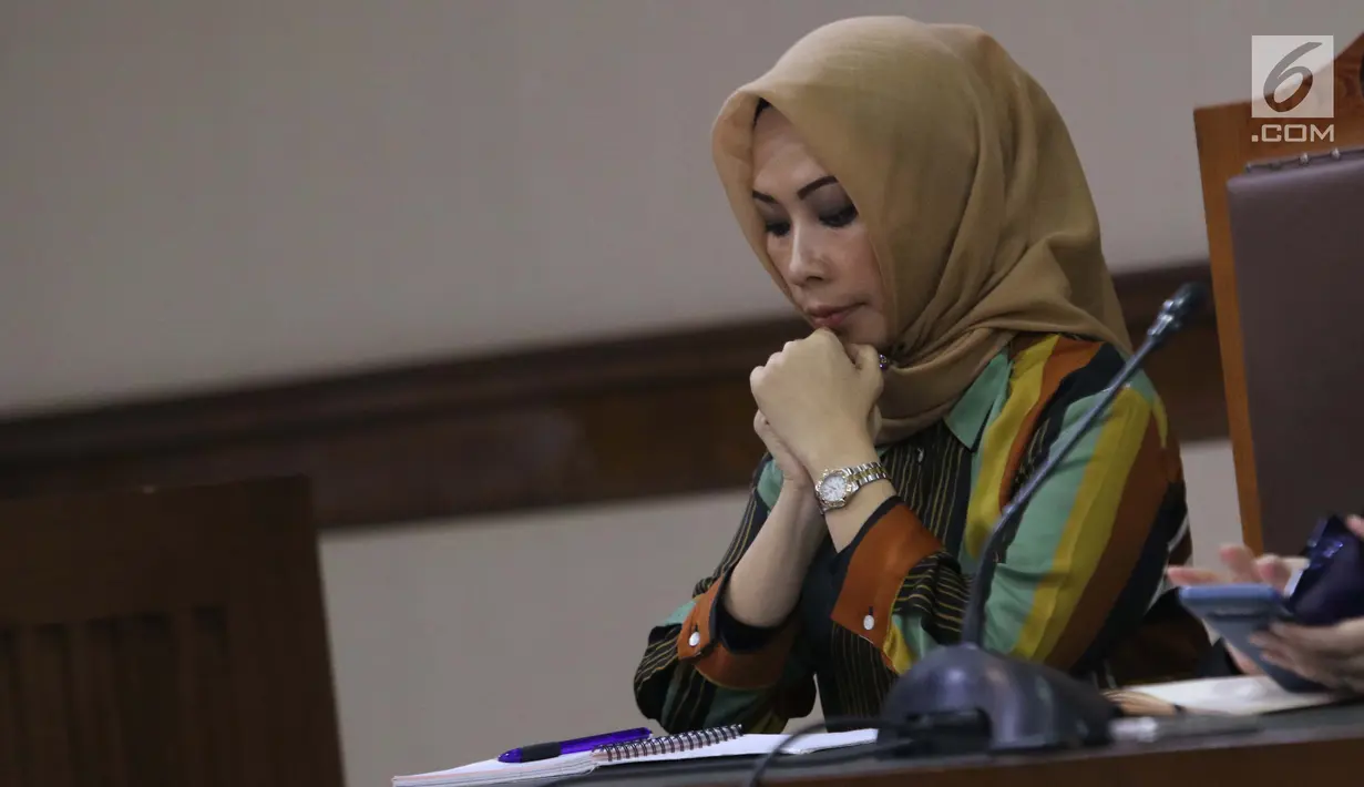 Terdakwa dugaan suap terhadap mantan anggota DPR dari Fraksi Golkar Bowo Sidik Pangarso terkait kerja sama bidang pelayaran, Asty Winasti saat sidang lanjutan di Pengadilan Tipikor, Jakarta, Rabu (31/7/2019). Sidang mendengar keterangan saksi ahli dan terdakwa. (Liputan6.com/Helmi Fithriansyah)