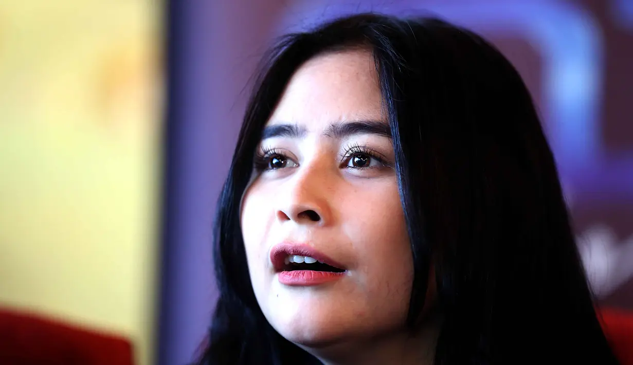 Seperti dalam film sebelumnya, Prilly memerankan wanita yang memiliki kemampuan supranatural. Kemampuannya tersebut menjadi magnet tersendiri bagi makluk halus yang meminta pertolongan. (Nurwahyunan/Bintang.com)