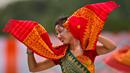 Seorang gadis suku Bodo India melakukan tarian kupu-kupu selama perayaan Hari Kemerdekaan India di Gauhati, India, (15/8). India merdeka dari kolonialis Inggris pada tahun 1947. (AP Photo / Anupam Nath)
