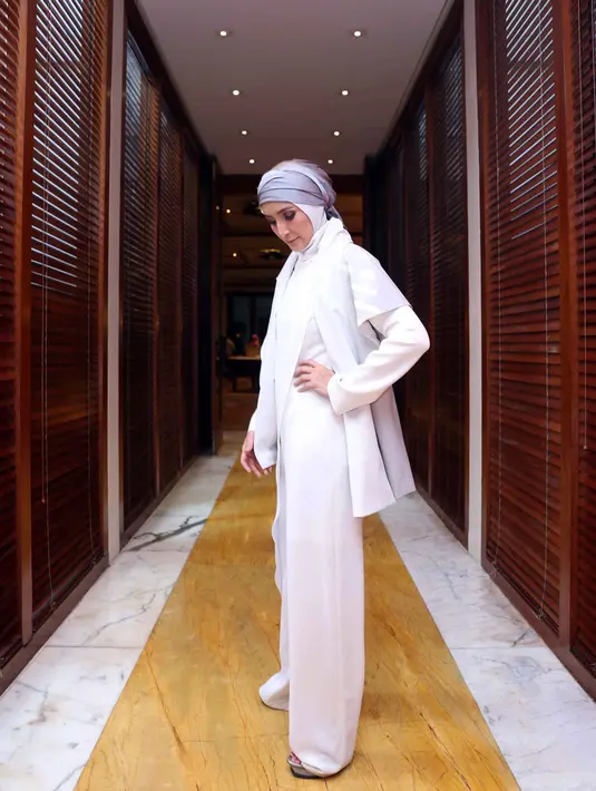 Kesedihan begitu dirasakan, terlihat dari tatapan mata yang berkaca-kaca dan minta untuk tidak meneruskan pertanyaan terkait dengan suaminya. Ia mengaku sedih saat ditanya kabar suaminya. (Nurwahyunan/Bintang.com)