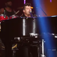 Ulah Robin Thicke tak ada hentinya ketika ia berhasil membuat kaum hawa histeris ketika ia bernyanyi di Java Jazz Festival 2016. (Andy Masela/Bintang.com)