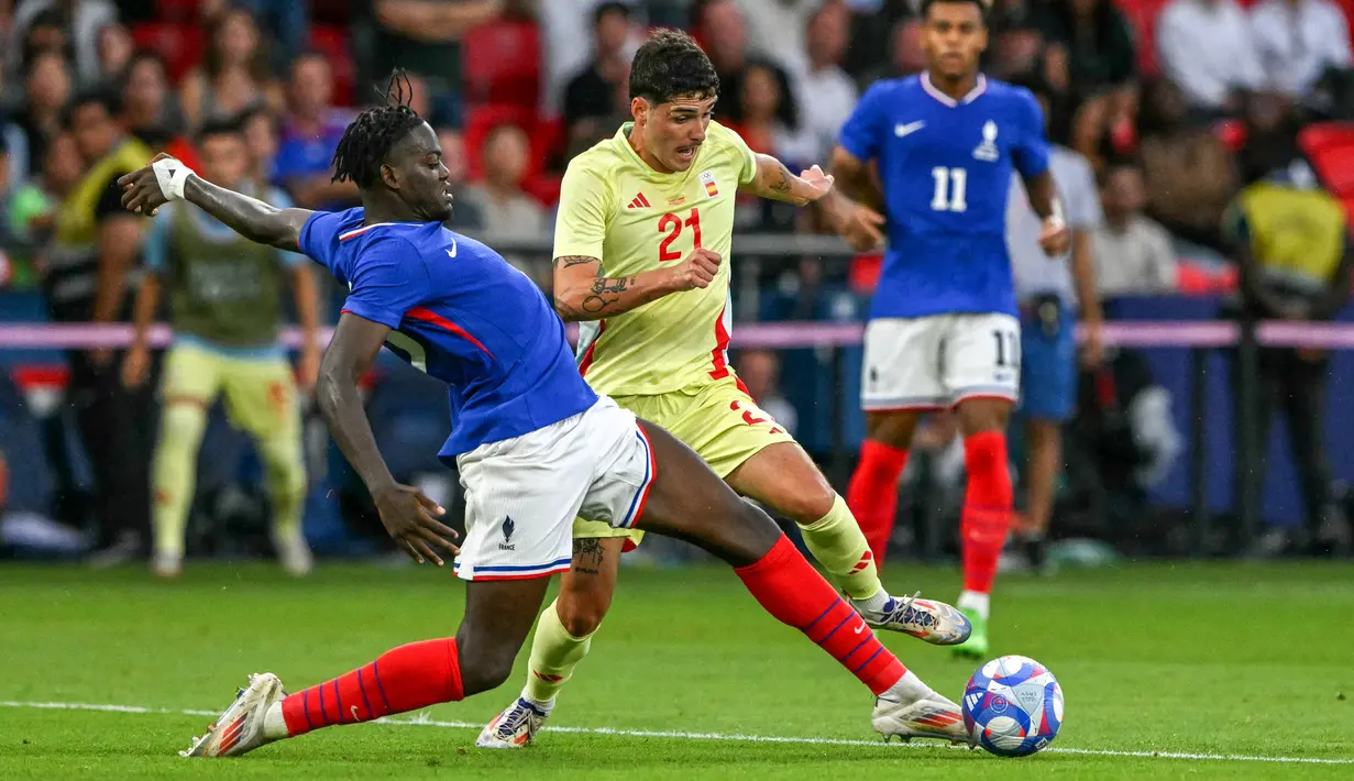 Prancis bersusah payah memaksakan laga lanjut ke extra time, tapi Spanyol masih lebih tangguh. (Luis ROBAYO / AFP)