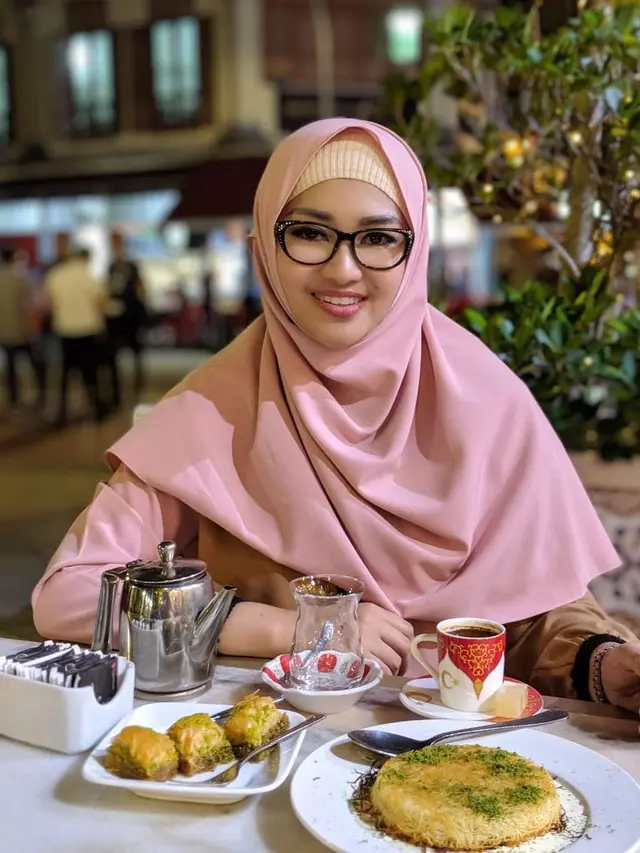 6 Potret Fitri Carlina saat Pakai Hijab, Bikin Pangling