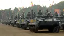 Defile tank amphibi memberikan penghormatan kepada Menhan Ryamizard Ryacudu yang diangkat menjadi warga kehormatan ke-34 di Lapangan Apel Kesatrian Marinir Cilandak, Jakarta, (9/12/2014). (Liputan6.com/Helmi Fithriansyah)