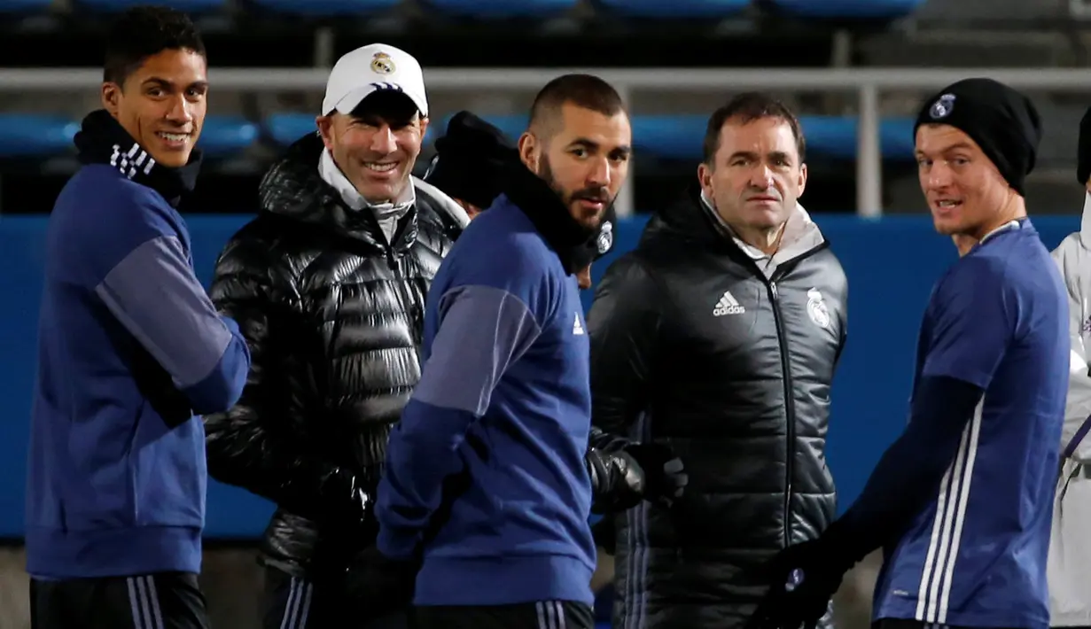 Zinedine Zidane (kedua kiri), Karim Benzema (tengah) dan pemain lainnya menghadiri sesi latihan  jelang Final Piala Dunia Antar Klub di Yokohama, Jepang  (17/12). Real Madrid akan berhadapan dengan Kashima Antlers asal Jepang. (REUTERS / Toru Hanai)