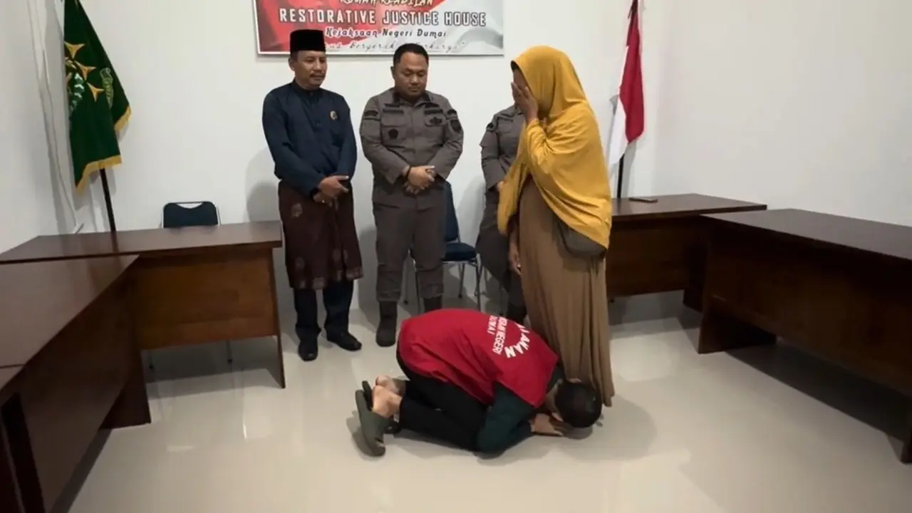 Tersangka penganiayaan mencium kaki ibunya setelah menjalani penyelesaian perkara melalui restorative justice di Kejari Kota Dumai.
