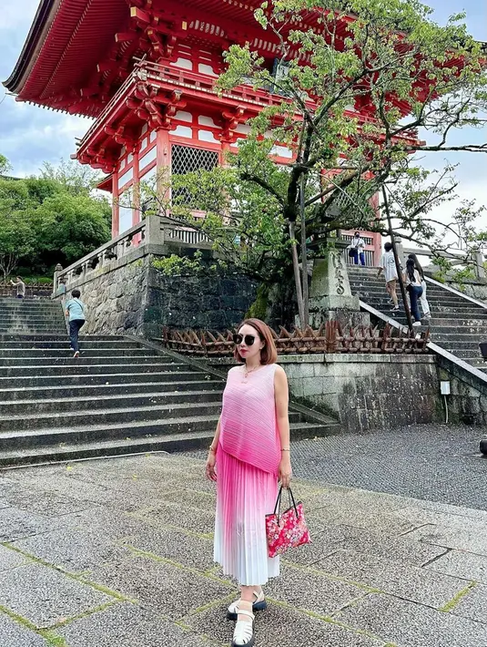 Penampilan Femmy selama berlibur di Jepang pun tak lepas dari perhatian netizen. Dirinya selalu tampil dengan busana kasual namun juga stylish. (Liputan6.com/IG/@femmypermatasari)
