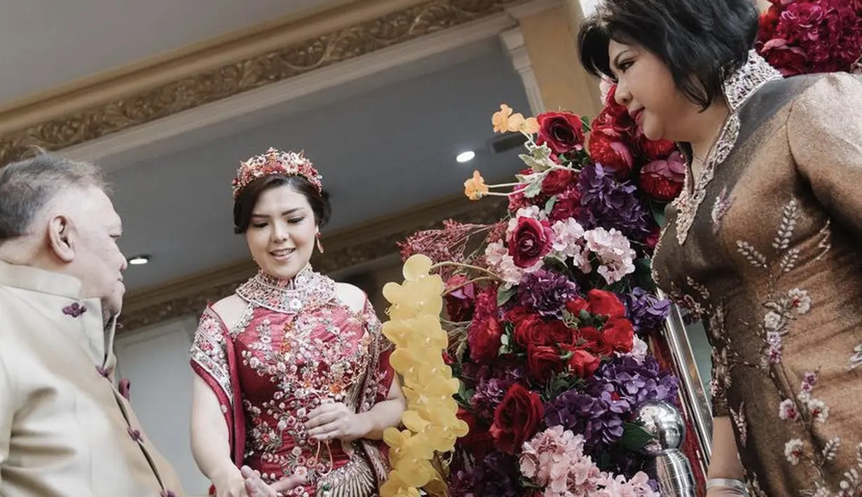 Rambut pendek sang mamah pun disasak bak ibu pejabat, dengan lipstik merahnya. @tinatoon101