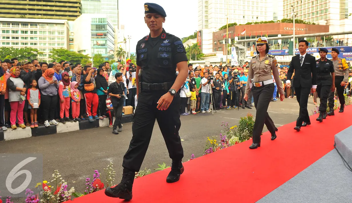 Sejumlah anggota POLRI dari berbagai kesatuan melakukan parade busana POLRI ditengah pengunjung car free day di Bunderan HI, Jakarta (5/2). (Liputan6.com/Angga Yuniar)