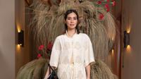 Marsha Timothy mengenakan baju kurung putih gading dengan aksen kancing di bagian depan dipadukan celana oversizenya. [@saptodjojokartiko]